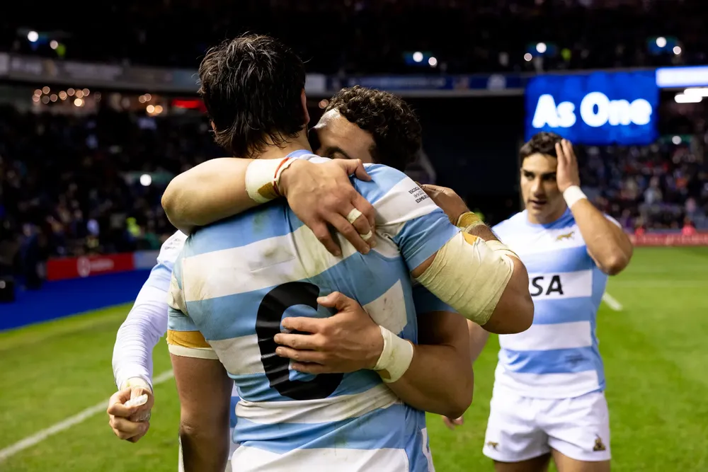 Pumas abrazo