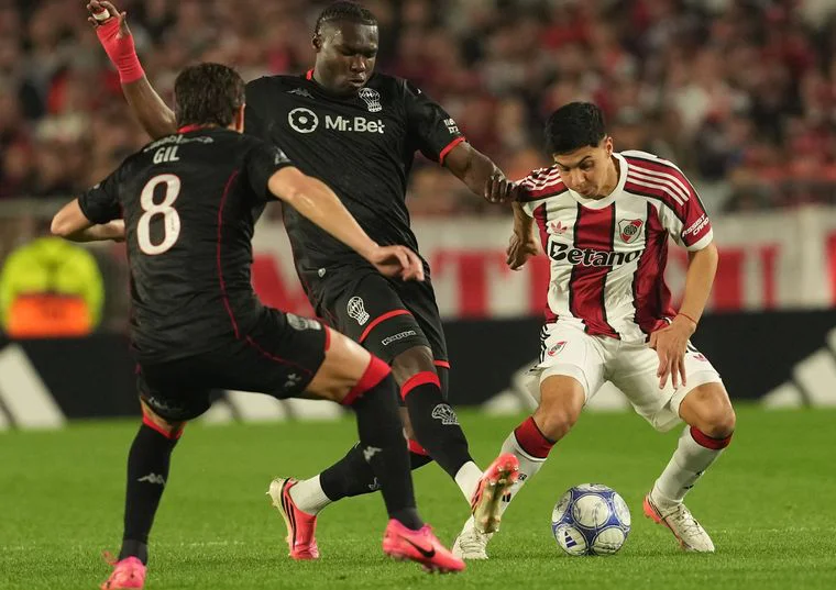 tomas-galvan-mediocampista-river-cubre-el-balon-la-doble-presion-del-ecuatoriano-jordy-caicedo-y-el-colo-gil-huracan-